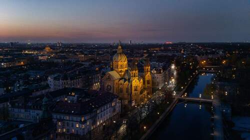Entlang der Isar bei Nacht. - 
