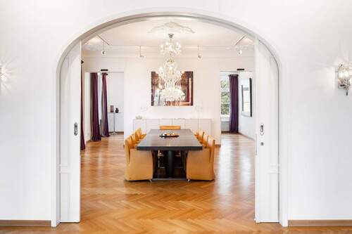 Esszimmer mit nebenan liegender Küche. - Etagenwohnung mit 311,00 m&sup2; in München zum Kaufen