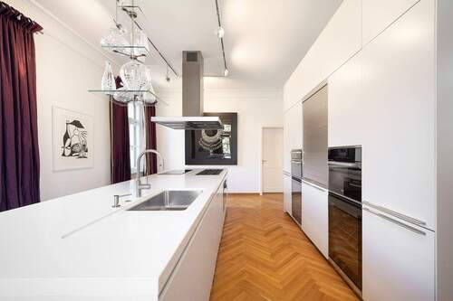 Einbauküche mit großzügiger Kochinsel. - 