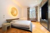 Schlafzimmer mit anliegendem Bad. - 