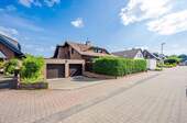 Ansicht Straße - Traumhaus in top Lage! Gepflegte DHH 151 qm, 3,5 Z. mit wunderschönem Garten, Garage in Waldnähe.