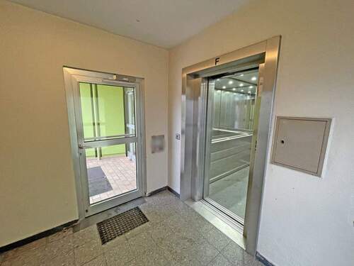 Eingang mit Aufzug - 3 Zimmer Etagenwohnung zum Kaufen in Ronnenberg