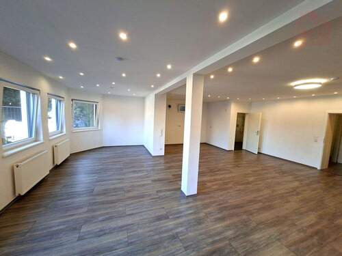 Wohnung Eingang - Neu renovierte Eigentumswohnung in zentraler Lage - sofort bezugsbereit!