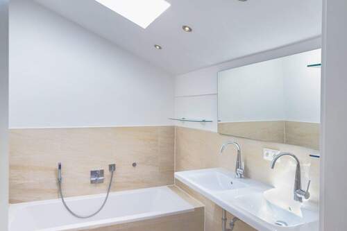 Elegante Bäder mit Badewanne. - 