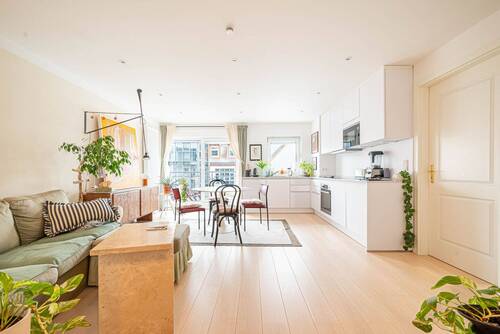Wohnbereich mit EBK - 2 Zimmer Etagenwohnung zum Kaufen in Berlin