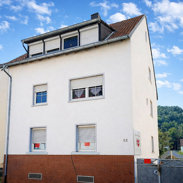 Vorderseite - Ein-Zwei-Familienhaus mit Perspektive zum Vermieten