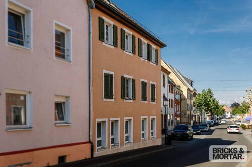 Hausansicht Straßenseite Richtung Nord - Mehrfamilienhaus, Wohnhaus mit 280,00 m&sup2; in Kenzingen zum Kaufen