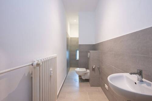 Neues Badezimmer - Etagenwohnung mit 80,00 m&sup2; in Berlin zum Kaufen