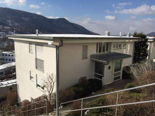 Modernes Wohnhaus, Rückseite - 1 Zimmer Terrassenwohnung zur Miete in Bad Urach