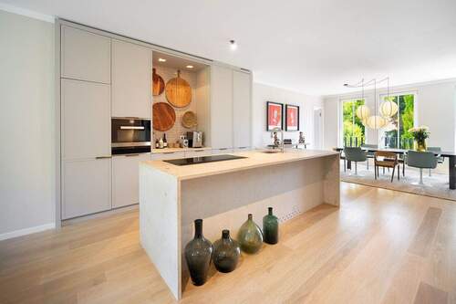 Einbauküche als zentraler Mittelpunkt. - 