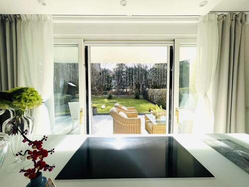 1 - Architektonisches Wohnambiente mit Gartenparadies und TG Stellplatz!