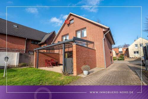 Gartenansicht - Einfamilienhaus in Krankenhausnähe - mit Doppelgarage und großem Garten