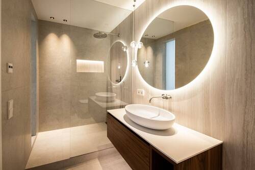 Designerbad. Naturstein, Einbauschränke und Beleuchtung. - 