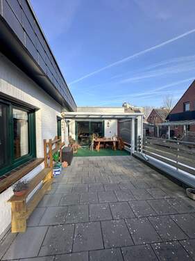 Blick über Terrasse zum Haus - 