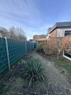 Seitlicher Zugang zum Garten - 