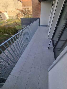 Balkon neben Wohnbereich - 