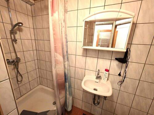Badezimmer mit Dusche EG - 
