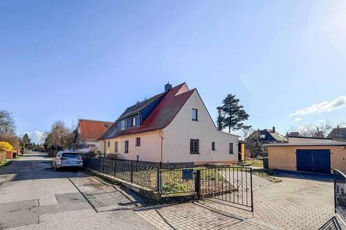 Außenansicht 01 straßenseitig - Großzügige DHH in attraktiver Lage zum Dresdner Mikroelektronik-Standort