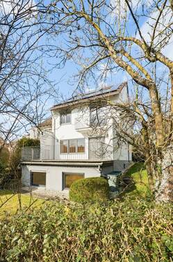 Blick aus südlicher Richtung - Viel Platz für die Familie: modernisiertes Einfamilienhaus mit Einliegerwohnung