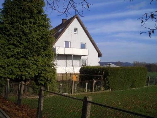 Seitenansicht - Im Grünen: 2-Zimmer-Dachgeschosswohnung - ideal für Singles