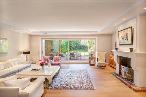 Großzügiges Wohnzimmer mit Blick in den Garten - Großzügiges Wohnen. Idyllischer Garten mit altem Baumbestand.