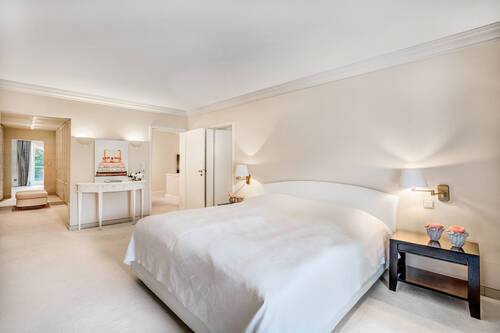 Großzügige Master Suite mit Balkon - 