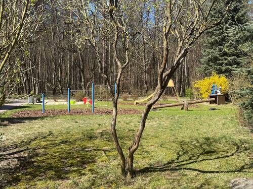 Spielplatz im Innenhof - 4 Zimmer Etagenwohnung in Grünheide (Mark)
