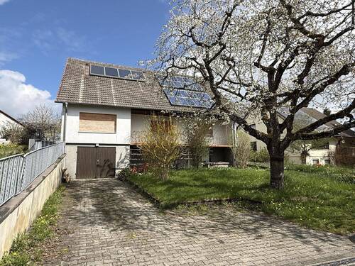 Hausansicht mit Garage - 