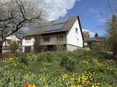 Hausansicht mit Garten - 
