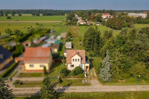 Drohnenansicht - 5 Zimmer Einfamilienhaus zum Kaufen in Paulinenaue