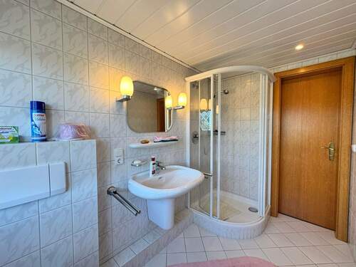 Badezimmer OG Bild 2 - 