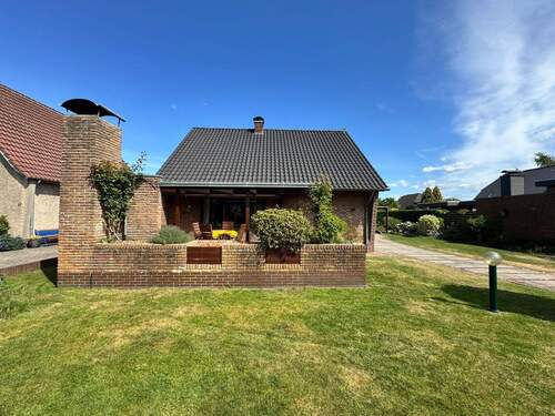 Ansicht von Süden mit Terrasse - 4 Zimmer Einfamilienhaus zum Kaufen in Ganderkesee
