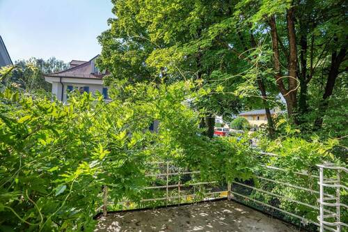 Balkon mit Blick ins Grüne. - 