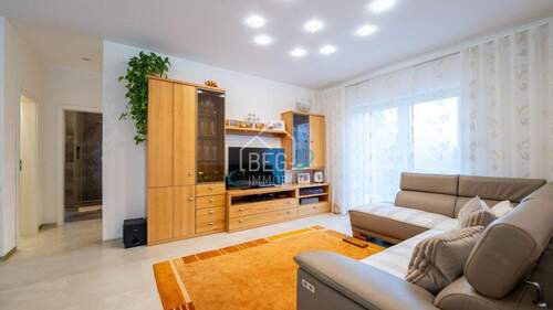 Wohn-/Esszimmer Wohnung rechts - 