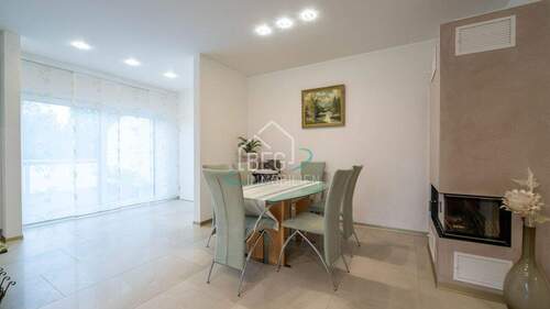Wohn-/Esszimmer Wohnung rechts - 
