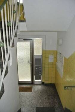 Hausflur - 2 Zimmer Etagenwohnung zur Miete in Duisburg