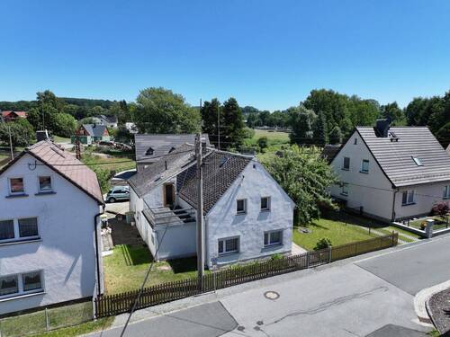 Luftaufnahme - Hausvorderansicht - 5 Zimmer Einfamilienhaus in Neusalza-Spremberg / Neufriedersdorf