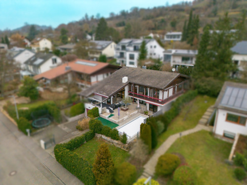 Hausansicht - Großzügiges Split-Level-Einfamilienhaus mit Pool & Einliegerwohnung – Wohnen mit Charakter