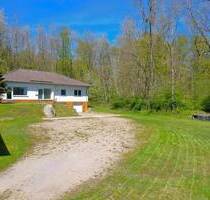 Ruhig gelegener, geräumiger Bungalow mit Souterrain und Doppelgarage in Feusdorf