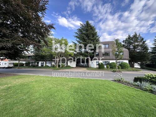 Strassenansicht - Repräsentative Büroliegenschaft mit großzügiger Parkplatzfläche