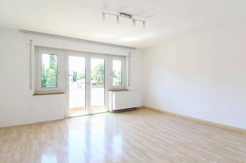 Wohnzimmer - Zentrale 2-Zimmer-Wohnung in Bad Cannstatt mit Balkon und viel Stauraum