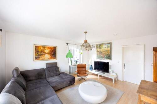 Wohnzimmer linke Hälfte - 1 Zimmer Doppelhaushälfte in Walheim