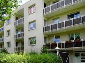 Vorderansicht des Gebäudes mit Loggien - 3-Zimmer-Wohnung mit Balkon und Tageslichtbad