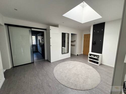 Flur (1) - Top-sanierte 3-Zimmer-Wohnung mit Balkon, Aussicht & Wellnessbereich in ruhiger Lage
