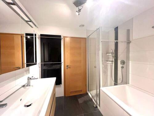 Dusche und Badewanne - 