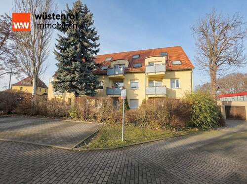 Hausansicht Portal - 2 Zimmer Etagenwohnung zum Kaufen in Weißenfels