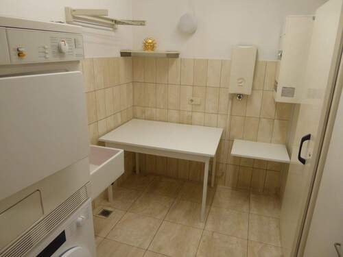 Wirtschaftsraum mit Kühlzelle, Waschmaschine, Trockner und Gefrierschrank.JPG - 