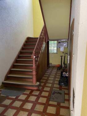 Treppenhaus EG - 4 Zimmer Etagenwohnung zum Kaufen in Zirndorf