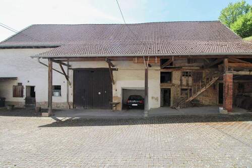 Frontansicht Scheune und Ställe - 7 Zimmer Einfamilienhaus zum Kaufen in Jeckenbach