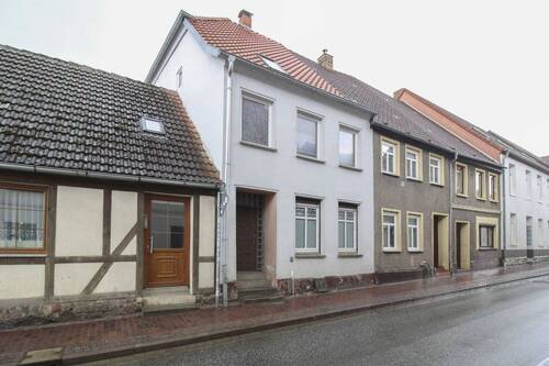 Ansicht Straßeseite - 4-Zimmer-Reihenmittelhaus in Neukalen mit Garten, Garage, Werkstatt & Ausbaureserve im DG